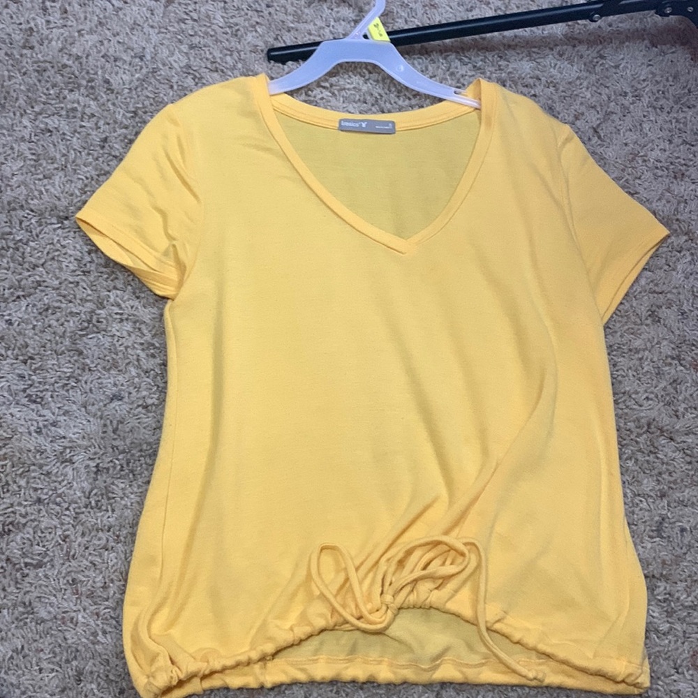 cute yellow top!